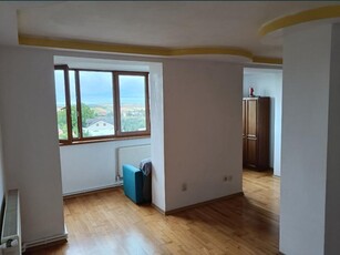 De vanzare apartament cu 3 camere decomandat plus mansarda