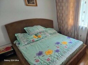 De vanzare apartament cu cu 4 camere decomandat, etaj 1