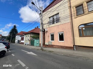 Apartament cu 3 camere, in zona Facultatea de Litere