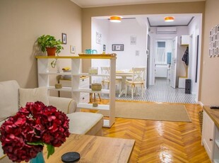 APARTAMENT CU 3 CAMERE CU VEDERE SPRE PIATA SF.GHEORGHE