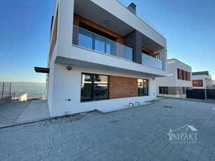 Duplex modern cu terase rooftop si vedere panoramica in Voronet