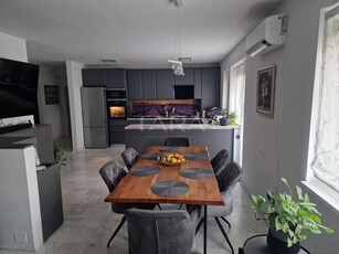 Va oferim apartament la cheie ,3 camere cu gradina si 3 parcari