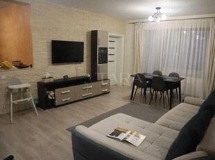 Vand apartament cu 3 camere in Floresti.