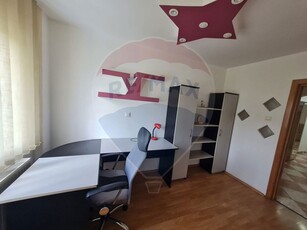 Apartament cu 4 camere de închiriat pe Bulevardul Independentei