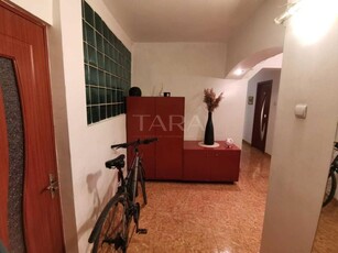 Apartament decomandat cu 3 camere Zona Piata Marasti