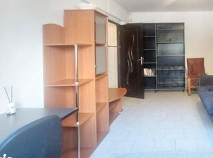 De inchiriat apartament cu 3 camere pe strada Toamnei