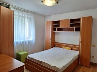 De vanzare apartament cu 2 camere decomandat, zona Scolii 7