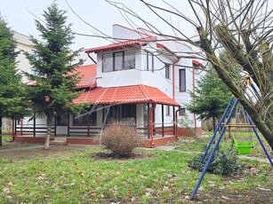 Casa Vila cu arhitectura frumoasa si teren generos in Rosu