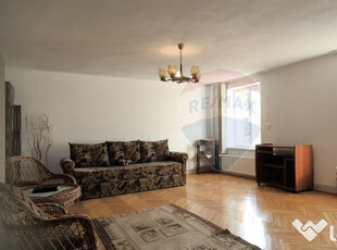 Apartament spațios într-o clădire istorică, zona cent...