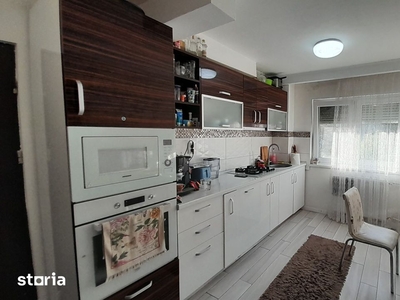 Apartament cu 4 camere, decomandat, suprafață utilă 77 mp, Ioșia