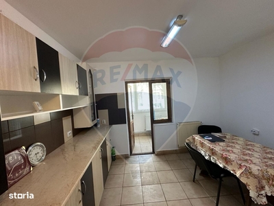 Apartament cu 3 camere de închiriat