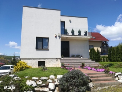 Casa 4 camere, 3 băi,200 mp, 500 teren, garaj ,pivnită,