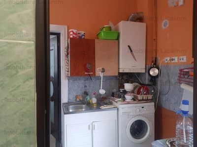 Casa zona Blumana - Lunga Carierei cu 3 camere,2 bai,beci si pod.