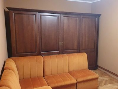 Închiriez apartament 2 camere, decomandat,zona centrală.