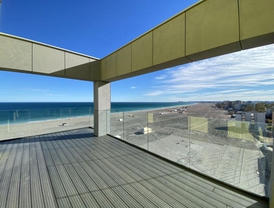 Penthouse cu terasa generoasa si vedere frontala la mare in rezidenta exclusivista pe plaja