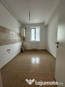 Vand apartament cu 3 camere total decomandat situat la parter inalt in