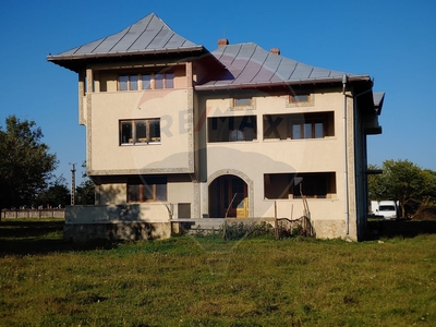 Casavila 8 camere vanzare in Suceava, Nord-Vest