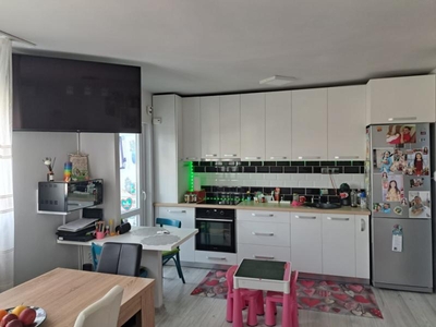 Apartament cu 4 camere,2 bai,boxa si parcare