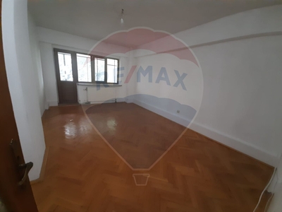 Apartament 4 camere vanzare in bloc de apartamente Vrancea, Focsani, Central