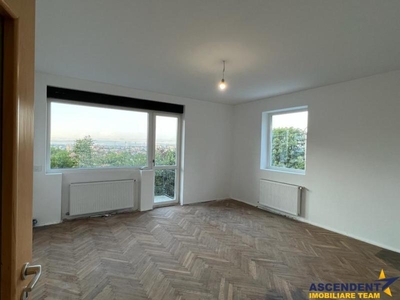 Apartament unic, curte proprie, garaj, priveliste, Central, Brasov