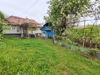 Casa individuala, 2 camera, baie, garaj , curte si gradina