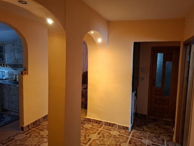 De vanzare apartament cu 4 camere decomandat, etaj 3