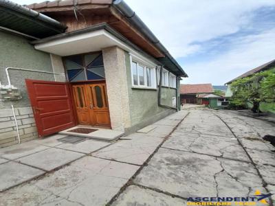 Casa cu doua apartamente, peste 1.000mp teren, Codlea, Brasov