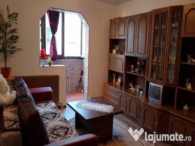 Apartament 3 camere semidecomandat - zona Noua