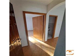 Apartament 3 camere, 2 bai zona Modern, negociabil