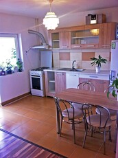 Apartament 3 camere, 2 băi, balcon, la mansardă, de închiriat-550 euro