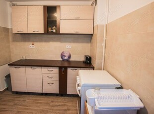 Apartament cu 3 camere de închiriat