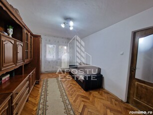 Apartament cu 3 camere, decomamdat, centrala proprie, zona Lipovei