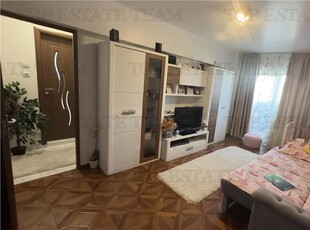 Apartament de 3 camere, mobilat, utilat, stradal, cu 3 balcoane si loc de parcare, bloc anvelopat, i