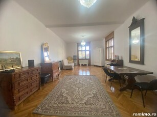 Apartament spatios, cu garaj, in zona