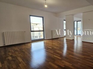 Apartament superb, spatios si luminos cu 4 camere, nemobilat, parcare, boxa