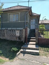 casa, bucătărie,magazie,grajd.