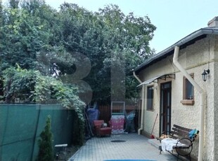 Casa familială renovată, 2 camere, 60mp, teren 320mp, Central