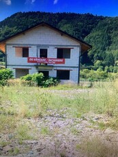 Casa la rosu P+1E si 27 arii de teren spre vanzare sau inchiriere