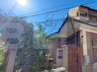 Casa renovabila, 54 mp, teren de 223 mp, curte comuna, zona Horea