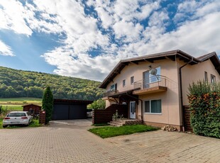 Casa situata la intrarea in Gilau in ansamblu privat, zona verde