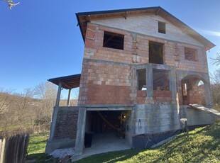 Casa la rosu loc. Stefanesti, jud. Arges. Comision 0%