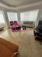 Inchiriez apartament 4 camere zona Peco