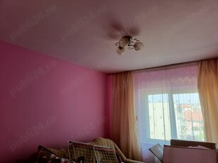 Închiriez apartament cu 3 camere