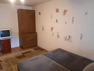 Închiriez apartament cu 3 camere în Brașov