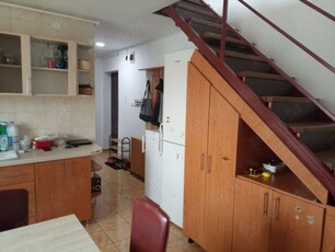 Închiriez apartament cu 4 camere