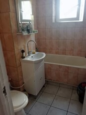 Închiriez apartament cu doua camere semidecomandat