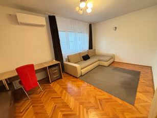 inchiriez apartament o camera CENTRU 370euro