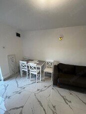 Închiriez apartament satul de vacanță (zona campus )