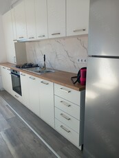 Persoana fizica închiriez apartament