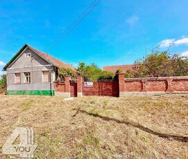 VÂNDUT! Proprietate in Zărand, formată din casă + teren intravilan 1394 mp - 17500 euro